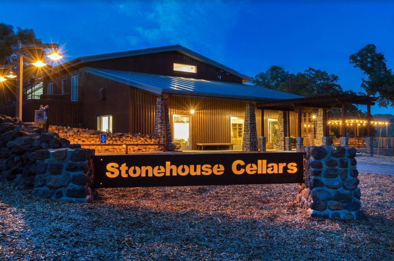 Bed And Barrel At Stonehouse Cellars Bed & Breakfast Clearlake Oaks Exterior photo