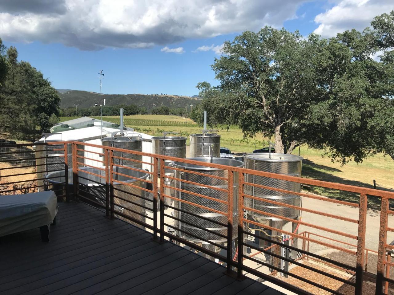 Bed And Barrel At Stonehouse Cellars Bed & Breakfast Clearlake Oaks Exterior photo